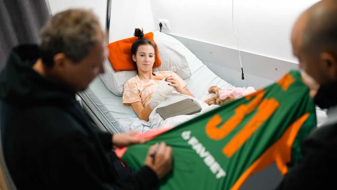 Андрій Пятов_Шахтар_Єва Фонд Ріната Ахметова та ФК «Шахтар» підтримали Єву з Тернополя, поранену внаслідок російського обстрілу